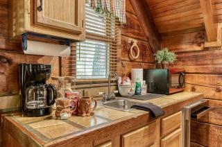 Honeysuckle-Romantic Cabin for 2 on top of the MTN - Sevierville - 9