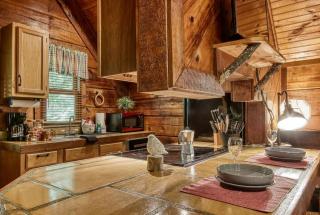 Honeysuckle-Romantic Cabin for 2 on top of the MTN - 8