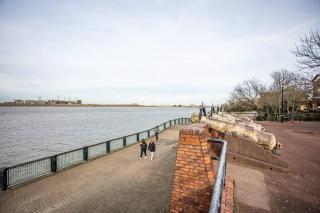 A Riverside Paradise in The City w Garden and Free Parking - A 2 Bed Home in London Sleeps 4! - Thamesmead - 4