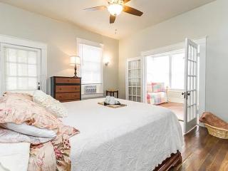 Cozy 2 Bed, 1 Bath Retreat Near Baylor Hospital - 4