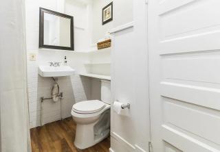 Cozy 2 Bed, 1 Bath Retreat Near Baylor Hospital - 1