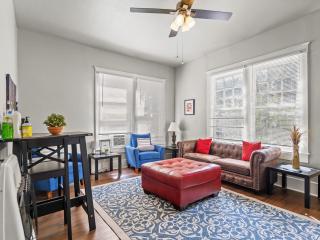 Cute 2 Bed, 1 Bath Retreat Near Baylor Hospital - 0