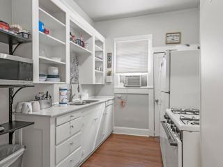 Cute 2 Bed, 1 Bath Retreat Near Baylor Hospital - 5