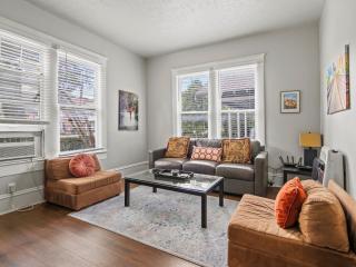 Charming 2 Bed, 1 Bath Retreat Near Baylor Hospital - 9