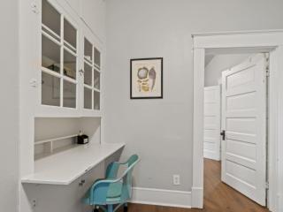 Charming 2 Bed, 1 Bath Retreat Near Baylor Hospital - 6