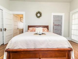 Adorable 2 Bed,1 Bath Retreat Near Baylor Hospital - 9