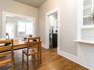 Adorable 2 Bed,1 Bath Retreat Near Baylor Hospital - 2