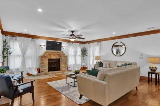 Big 6BR,4BA Home w 10-Car Parking for CrewsGrps - 1