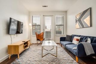 Boulevard Stays Walk to Downtown 1BR SoCo Pool Parking Gym 04 - 0