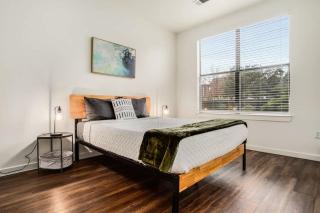 Boulevard Stays Walk to Downtown 1BR SoCo Pool Parking Gym 04 - 2