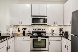 Boulevard Stays Walk to Downtown 1BR SoCo Pool Parking Gym 04 - 1