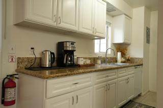 Entire Stylish 2-Bedroom Townhouse, Beach & Disney - 4