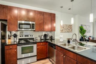 Boulevard Stays Walk to Downtown 2BR SoCo Pool Parking Gym 05 - 8