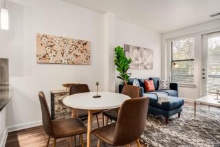Boulevard Stays Walk to Downtown 2BR SoCo Pool Parking Gym 05 - Austin - 4