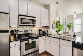 Boulevard Stays Walk to Downtown 1BR SoCo Pool Parking Gym 06 - Austin - 5
