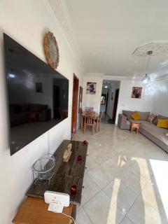 Stylish Central Apartment with Balcony - 4