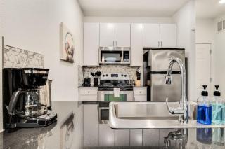 Boulevard Stays Walk to Downtown 1BR SoCo Pool Parking Gym 07 - Austin - 2