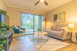 Boulevard Stays Luxury 1BR King Suite Parking Pool - Arlington - 0