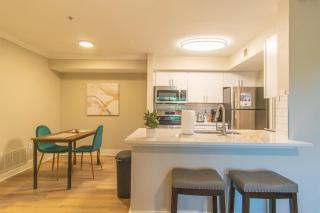 Boulevard Stays Luxury 1BR King Suite Parking Pool - Arlington - 8