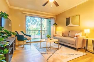 Boulevard Stays Cozy Suite Access to Pool Gym & Parking - Arlington - 9