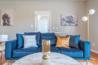 Boulevard Stays Quiet 1BR King Suite Pool Gym Parking 01 - 3