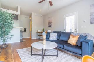 Boulevard Stays Quiet 1BR King Suite Pool Gym Parking 01 - 2