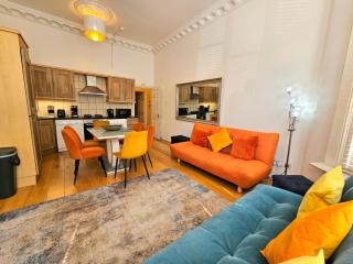 Lovely Ground Floor Home with High Ceiling and a Private Garden with Deck by Earl's Court Station - Londra - 6
