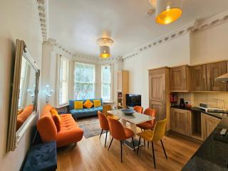 Lovely Ground Floor Home with High Ceiling and a Private Garden with Deck by Earl's Court Station - 0
