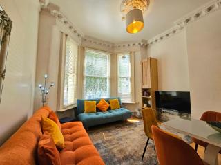 Lovely Ground Floor Home with High Ceiling and a Private Garden with Deck by Earl's Court Station - Londra - 3