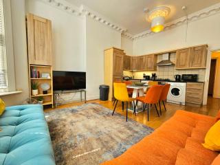 Lovely Ground Floor Home with High Ceiling and a Private Garden with Deck by Earl's Court Station - Londra - 9