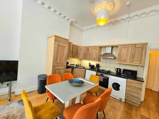 Lovely Ground Floor Home with High Ceiling and a Private Garden with Deck by Earl's Court Station - Londra - 2