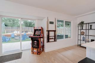 Spacious 4-Bedroom Austin Hideaway, 7 Beds, Sleeps up to 12, Hot Tub, Fire Pit, Giant Chess, Arcade & Free Parking - 2