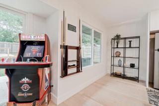 Cozy 4-Bedroom Home at Austin Hideaway, Hot Tub, Fire Pit, Giant Chess, Arcade, Free Parking, Sleeps up to 12 guests - 2