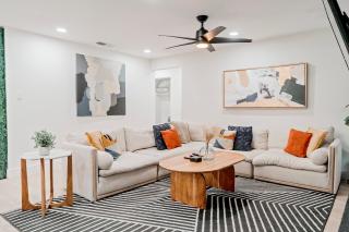 Cozy 4-Bedroom Home at Austin Hideaway, Hot Tub, Fire Pit, Giant Chess, Arcade, Free Parking, Sleeps up to 12 Guests - 2