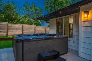 Spacious 4-Bedroom Austin Hideaway, 7 Beds, Sleeps up to 12, Hot Tub, Fire Pit, Giant Chess, Arcade & Free Parking - 8