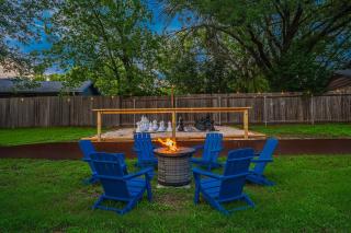 Spacious 4-Bedroom Austin Hideaway, 7 Beds, Sleeps up to 12, Hot Tub, Fire Pit, Giant Chess, Arcade & Free Parking - 0