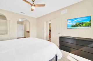 3BR Condo - Near Disney Balcony Pool Hot tub - Orlando - 2