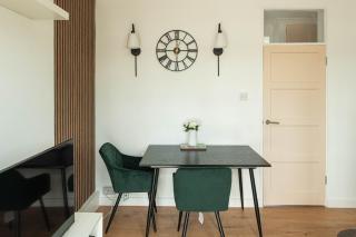 Modern 2-Bed Apartment with Superfast Wi-Fi Near Vauxhall & Nine Elms Stations - 2