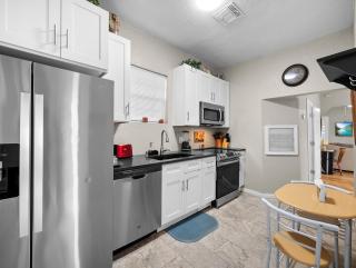 6 min from River center mall and hospital - 7