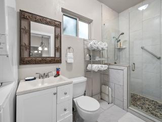 6 min from River center mall and hospital - 2