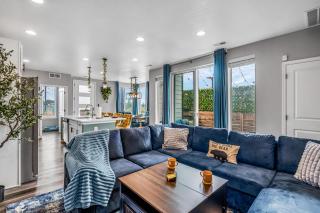 10 min to DT, Luxe 4BR w Movie Theater, Game Room - 9