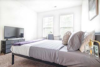 Boulevard Stays Stylish 3BR Getaway Pool Gym Access & Free Parking - 1