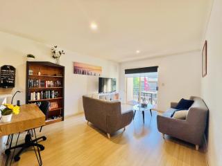 Big Apartment Free Wifi Gated Parking Aircon - Adelaide - 3