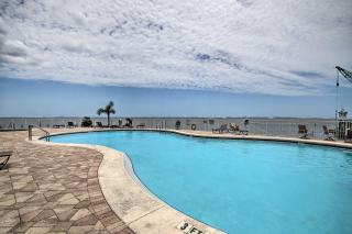 Less Than 1 Mi to Fort Myers Beach Bayfront Condo with Pool - Fort Myers Beach - 7