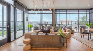 Boulevard Stays Modern Highrise STU Sky Pool Parking Gym 05 - 1