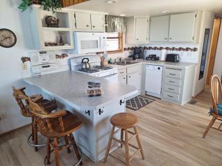 Oceanfront Cabin 3 w Jacuzzi & Impressive Views - 9