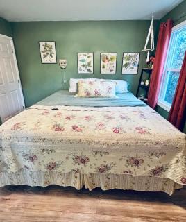 King bedroom at Whimsy and Ivy - Albany - 0