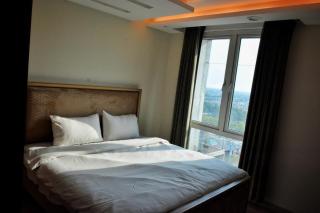 2-BED CLASSIC APARTMENT IN GOLDCREST MALL AND RESIDENCY By ALVIS SUITE - Lahore - 3