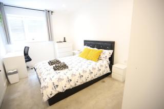 Spacious 3-Story Retreat with Rooftop Terrace and Modern Amenities - Londra - 9