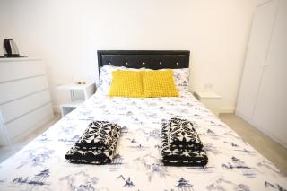 Spacious 3-Story Retreat with Rooftop Terrace and Modern Amenities - Londra - 7
